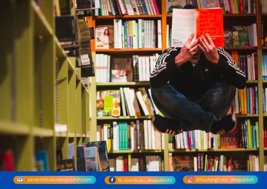 Sendiri di perpustakaan